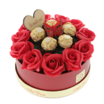 Elrendezés piros rózsákkal és csokis pralinéval 17cm 2