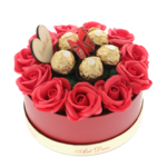 Elrendezés piros rózsákkal és csokis pralinéval 17cm 3