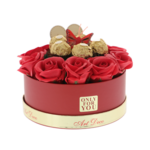 Arrangement with red roses and chocolate pralines 17cm 6