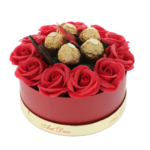 Elrendezés piros rózsákkal és csokis pralinéval 17cm 4