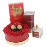 Női ajándékkészletet Experience csokoládéval virágokkal és parfümmel