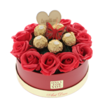 Elrendezés piros rózsákkal és csokis pralinéval 17cm