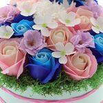 Aranjament floral absolvire trandafiri roz-albastri 30cm 3