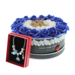 Aranjament floral albastru cu trandafiri de spuma si bratara charms 4