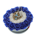 Aranjament floral albastru cu trandafiri de spuma si bratara charms 5