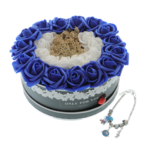 Aranjament floral albastru cu trandafiri de spuma si bratara charms 6