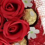 Buchet inima trandafiri rosii cu ciocolata 5
