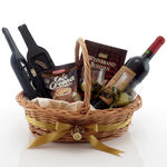 Gift Basket with Wine and Accesoires 2