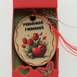 Mărțișor Broșă din Lemn cu Lalele și Buburuză – Pandantiv Handmade în Cutie Roșie cu Fluturi 3
