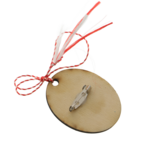 Mărțișor Broșă din Lemn cu Lalele și Buburuză – Pandantiv Handmade în Cutie Roșie cu Fluturi 6