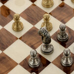 Exkluzív sakk diófából és sárgarézből 42 cm 7