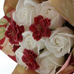 Set Cadou Femei cu Colier Argint floral, buchet Trandafiri și Praline Premium 5