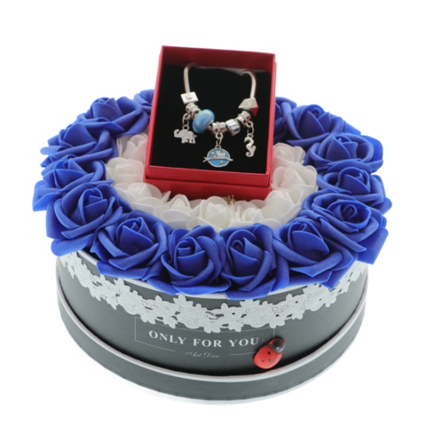 Aranjament floral albastru cu trandafiri de spuma si bratara charms